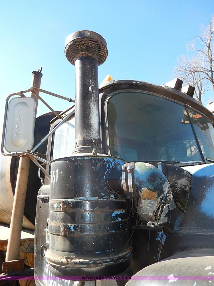 image for item I3747 1968 Mack R600 water truck