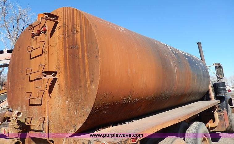 image for item I3747 1968 Mack R600 water truck