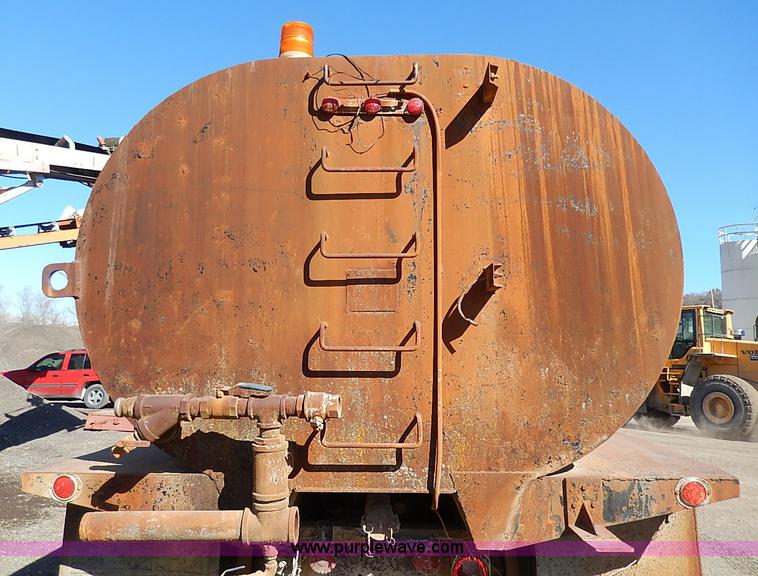 image for item I3747 1968 Mack R600 water truck