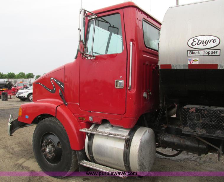 image for item I4166 1989 Volvo WCA64T oil distribution truck