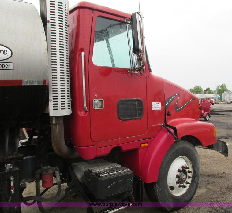 image for item I4166 1989 Volvo WCA64T oil distribution truck