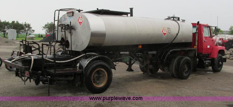 image for item I4169 1978 Ford 8000 oil distribution truck