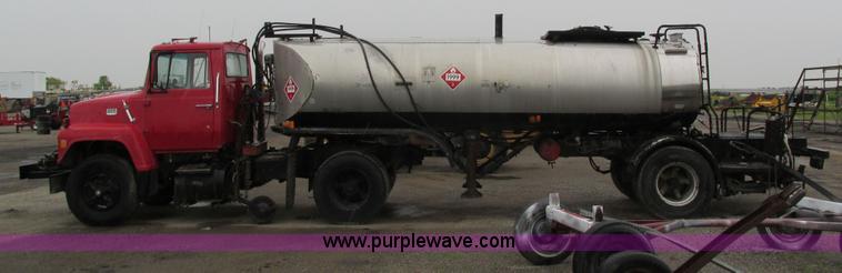 image for item I4169 1978 Ford 8000 oil distribution truck