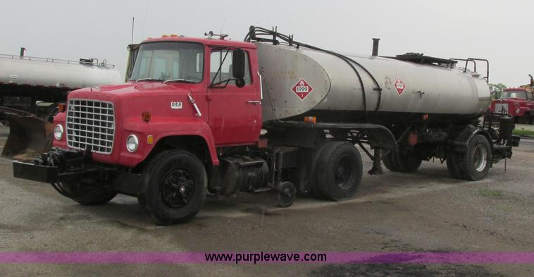 image for item I4169 1978 Ford 8000 oil distribution truck