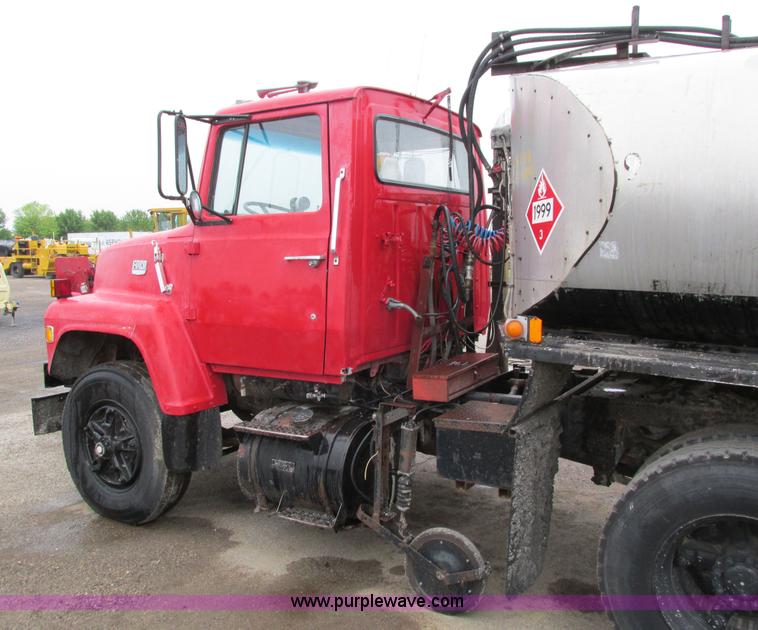 image for item I4169 1978 Ford 8000 oil distribution truck