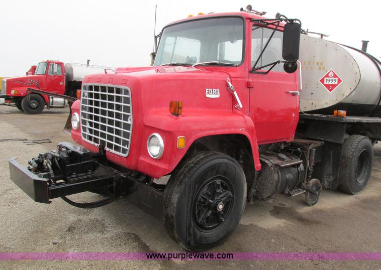image for item I4169 1978 Ford 8000 oil distribution truck