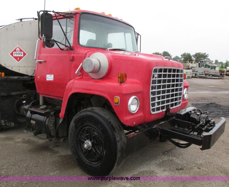 image for item I4169 1978 Ford 8000 oil distribution truck