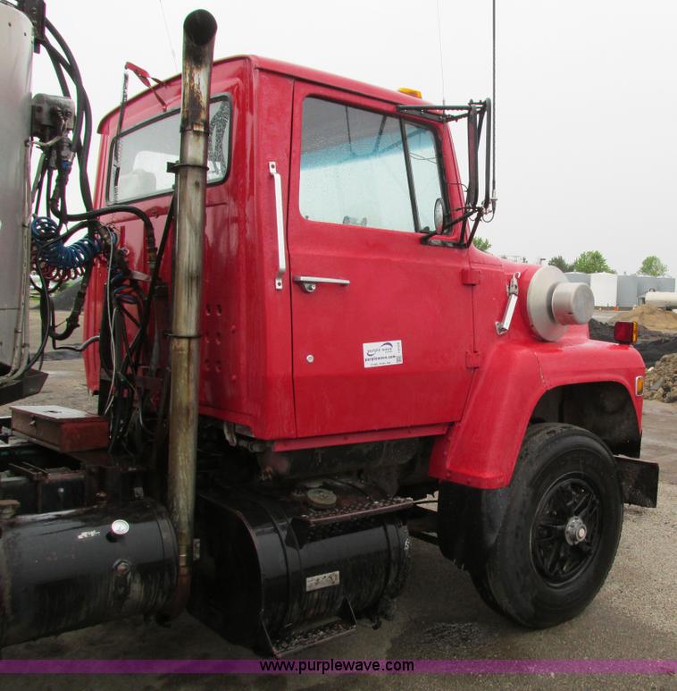 image for item I4169 1978 Ford 8000 oil distribution truck