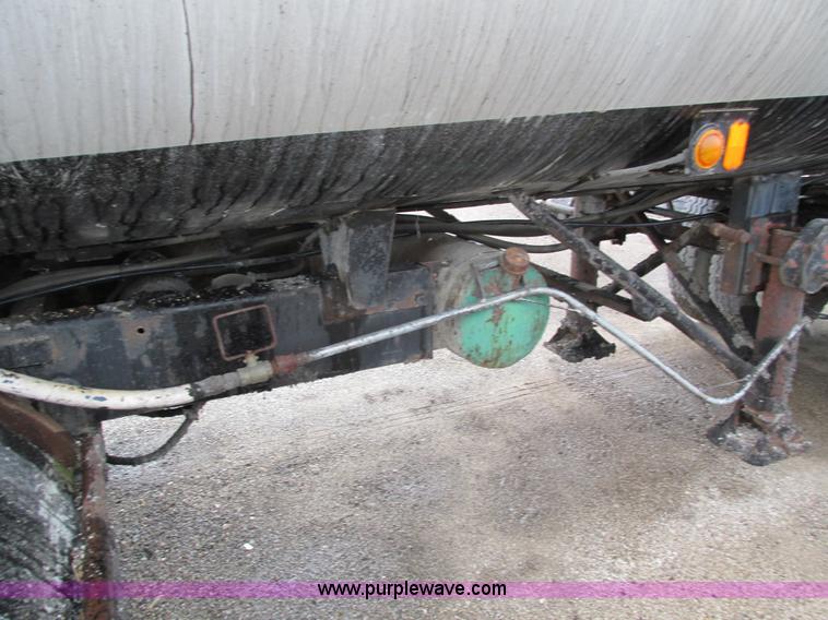 image for item I4169 1978 Ford 8000 oil distribution truck