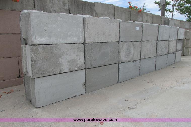 image for item I9586 (21) concrete stack able bunker blocks