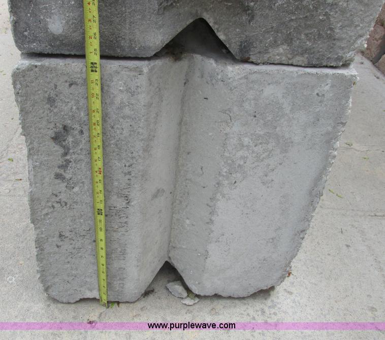 image for item I9586 (21) concrete stack able bunker blocks