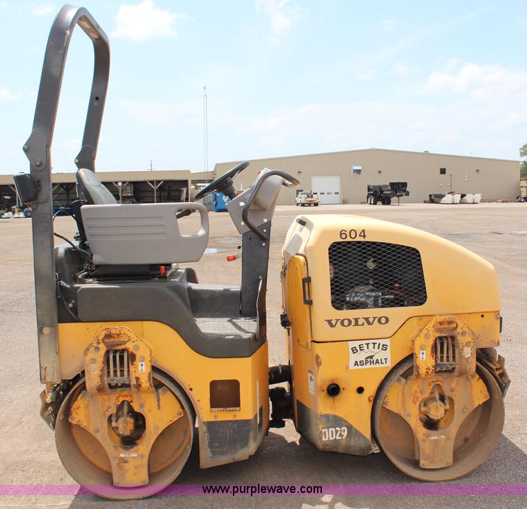 image for item J1069 2007 Volvo DD29 vibratory asphalt roller