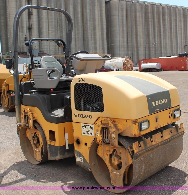 image for item J1069 2007 Volvo DD29 vibratory asphalt roller