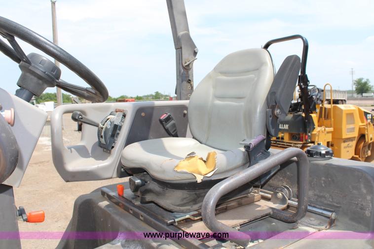 image for item J1069 2007 Volvo DD29 vibratory asphalt roller