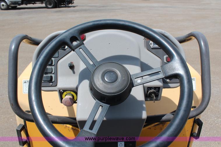 image for item J1069 2007 Volvo DD29 vibratory asphalt roller