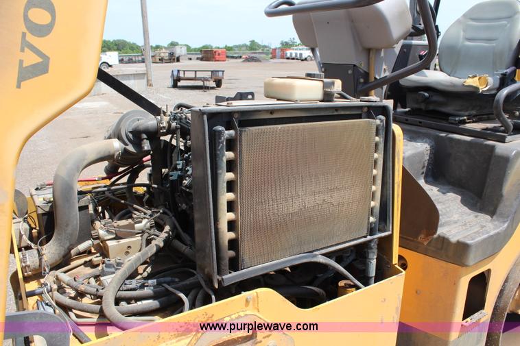 image for item J1069 2007 Volvo DD29 vibratory asphalt roller