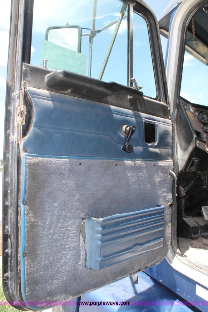 image for item C3896 1999 Peterbilt 377 semi truck