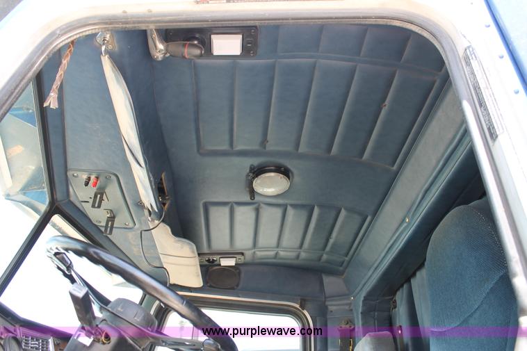 image for item C3896 1999 Peterbilt 377 semi truck