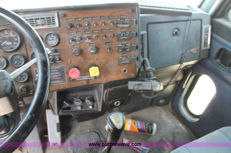 image for item C3896 1999 Peterbilt 377 semi truck