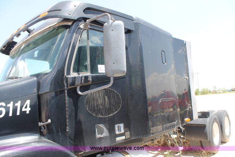 image for item C3897 2003 Freightliner Century Class ST120 semi truck
