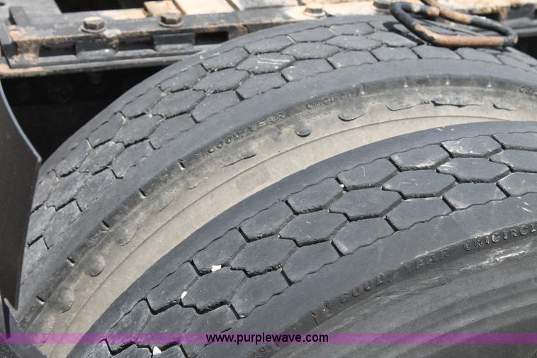 image for item C3897 2003 Freightliner Century Class ST120 semi truck