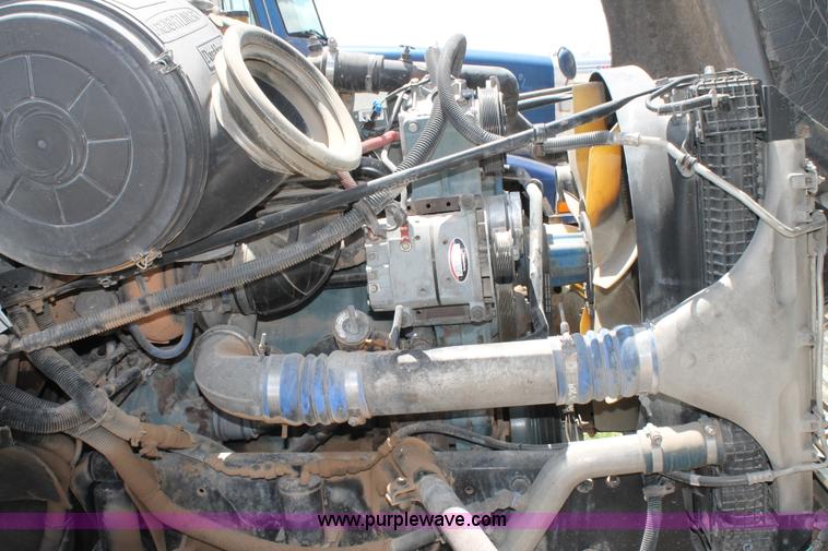 image for item C3897 2003 Freightliner Century Class ST120 semi truck