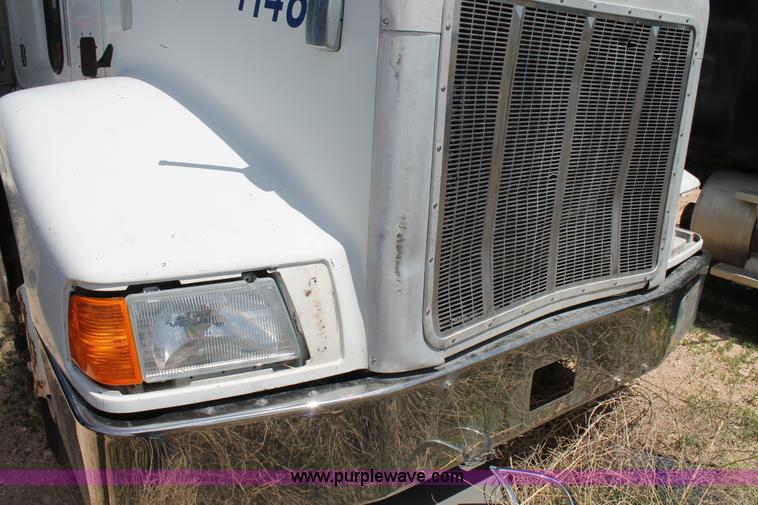 image for item C3898 2000 Peterbilt 377 semi truck