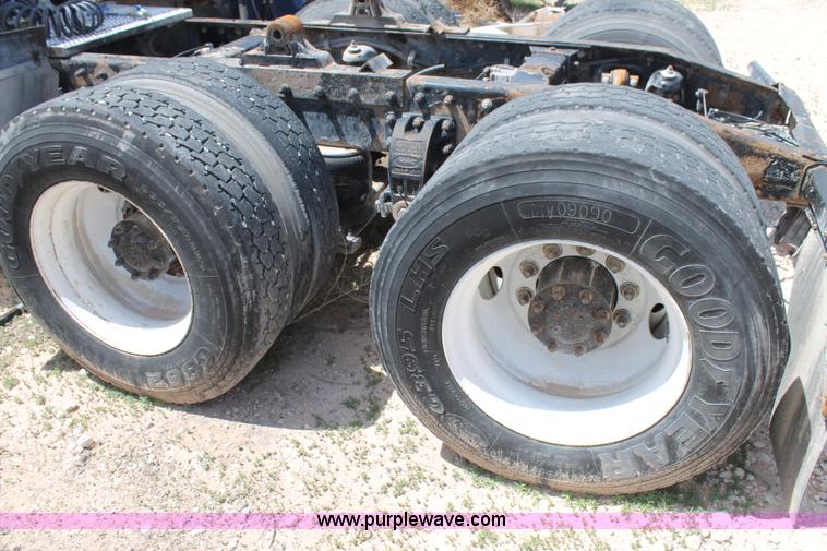 image for item C3898 2000 Peterbilt 377 semi truck