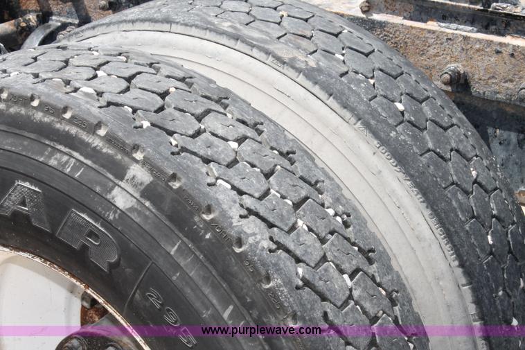 image for item C3898 2000 Peterbilt 377 semi truck