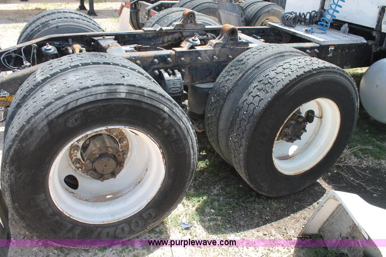 image for item C3898 2000 Peterbilt 377 semi truck