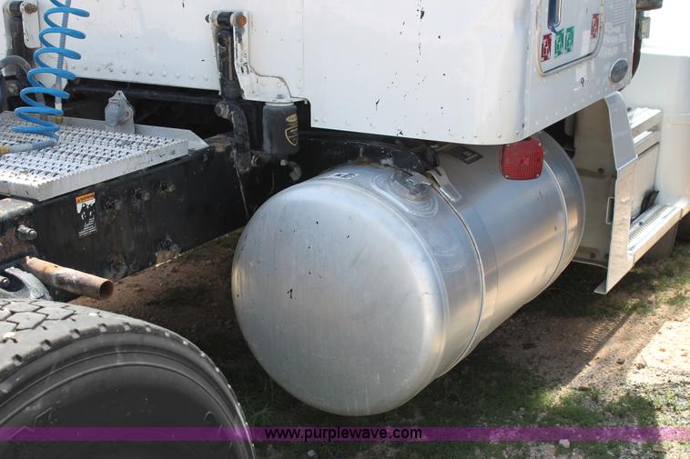 image for item C3898 2000 Peterbilt 377 semi truck