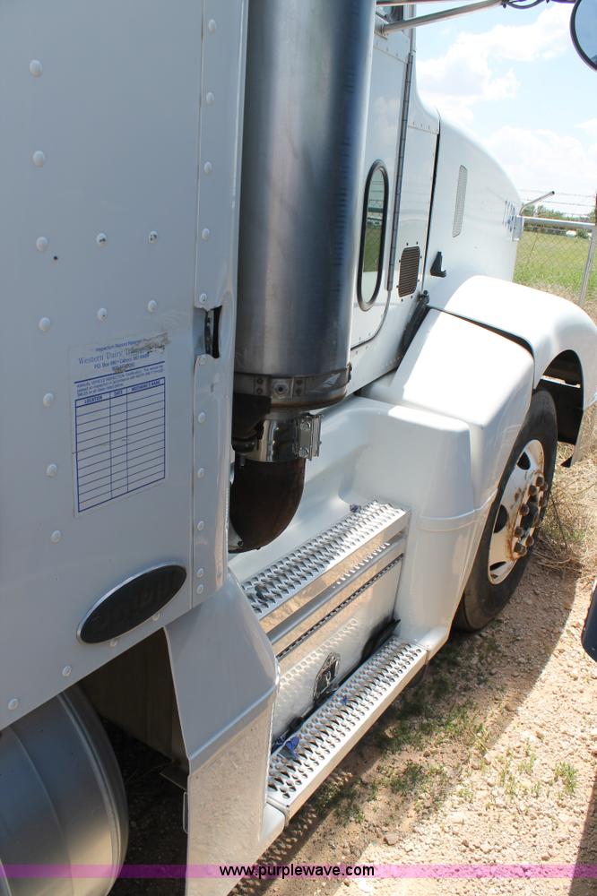 image for item C3898 2000 Peterbilt 377 semi truck