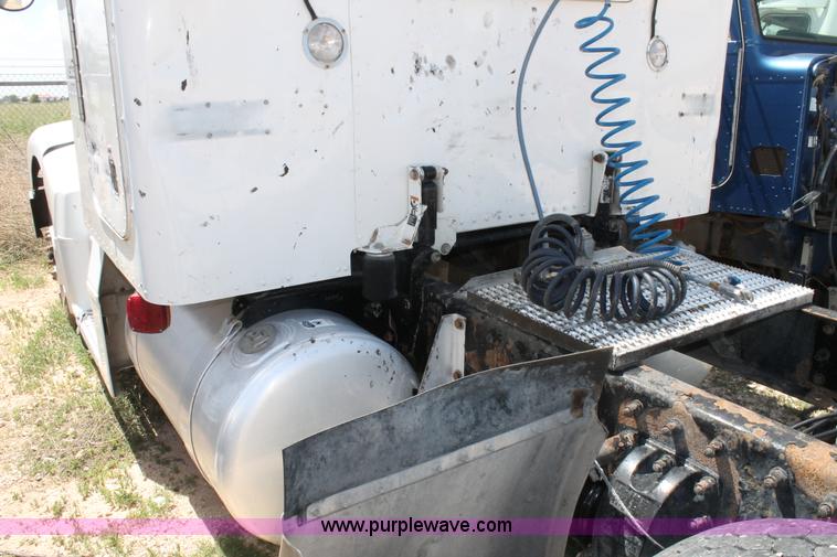image for item C3898 2000 Peterbilt 377 semi truck