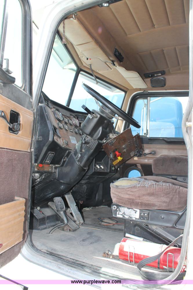 image for item C3898 2000 Peterbilt 377 semi truck