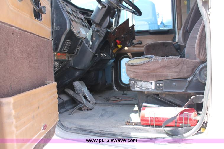 image for item C3898 2000 Peterbilt 377 semi truck