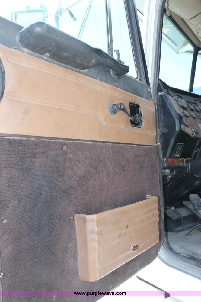 image for item C3898 2000 Peterbilt 377 semi truck