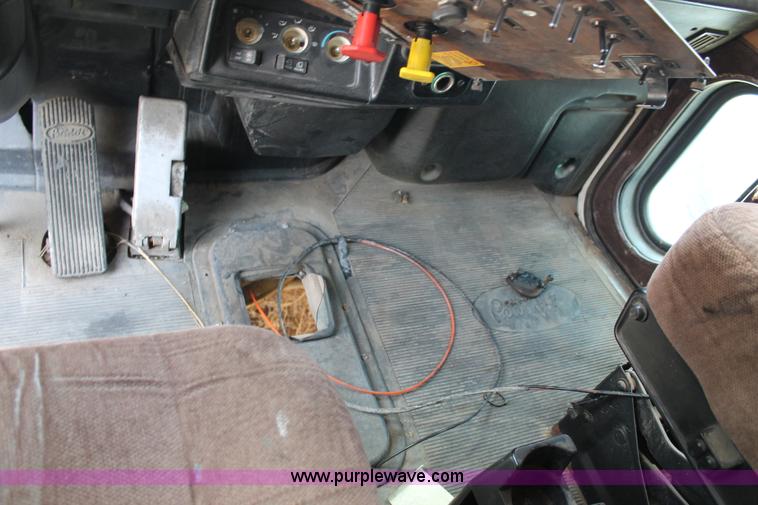 image for item C3898 2000 Peterbilt 377 semi truck