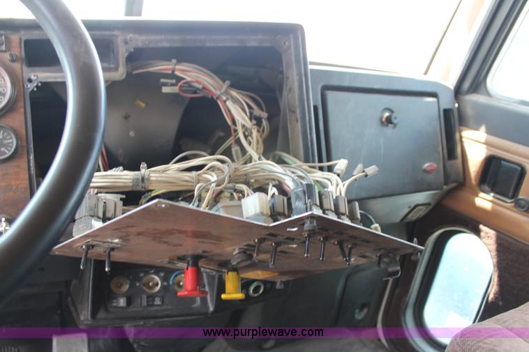 image for item C3898 2000 Peterbilt 377 semi truck