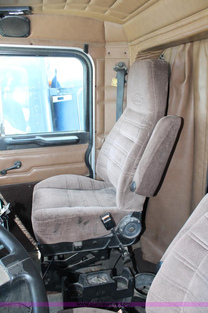 image for item C3898 2000 Peterbilt 377 semi truck