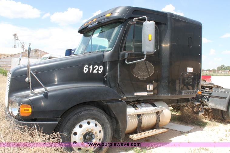 image for item C3899 2003 Freightliner Century Class ST120 semi truck