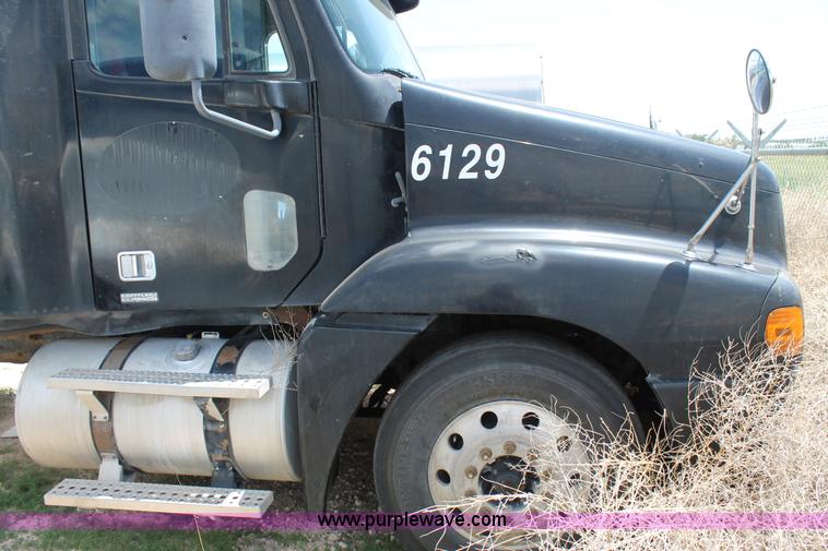 image for item C3899 2003 Freightliner Century Class ST120 semi truck