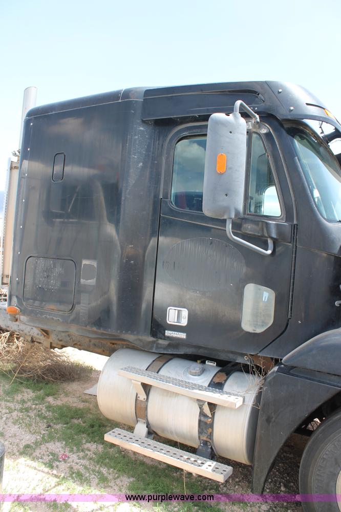 image for item C3899 2003 Freightliner Century Class ST120 semi truck