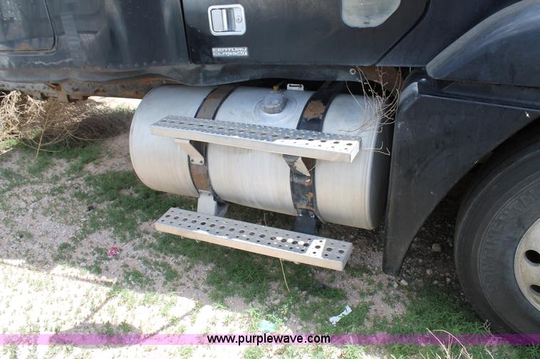 image for item C3899 2003 Freightliner Century Class ST120 semi truck