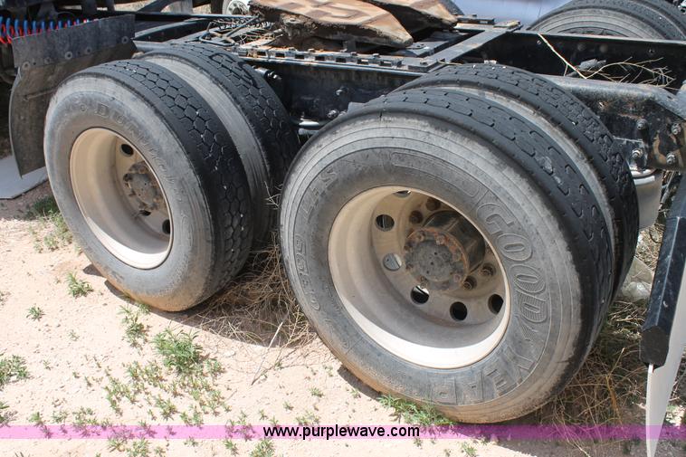 image for item C3899 2003 Freightliner Century Class ST120 semi truck