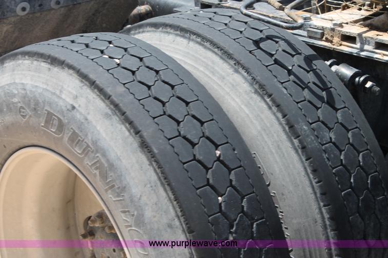 image for item C3899 2003 Freightliner Century Class ST120 semi truck