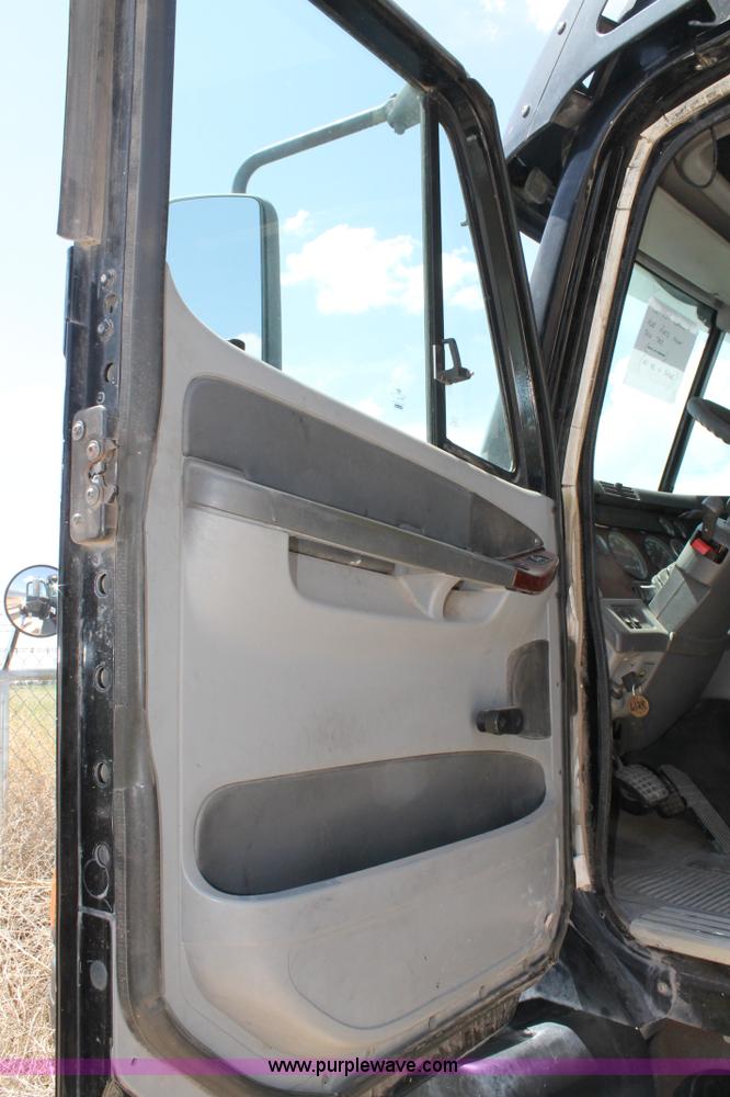 image for item C3899 2003 Freightliner Century Class ST120 semi truck