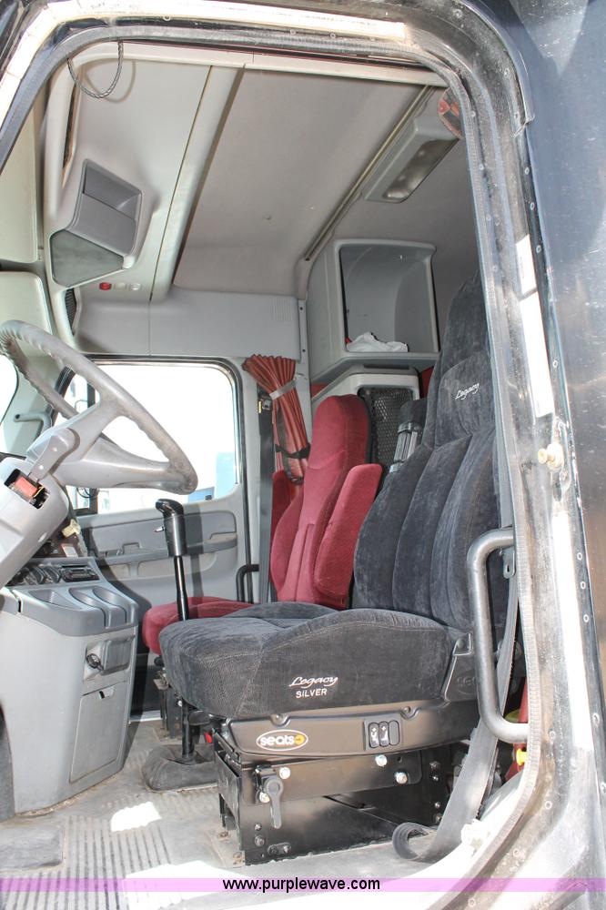 image for item C3899 2003 Freightliner Century Class ST120 semi truck