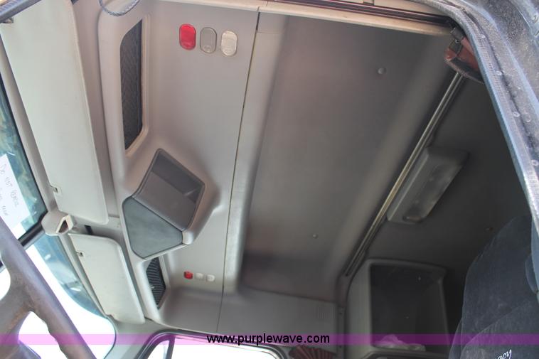 image for item C3899 2003 Freightliner Century Class ST120 semi truck