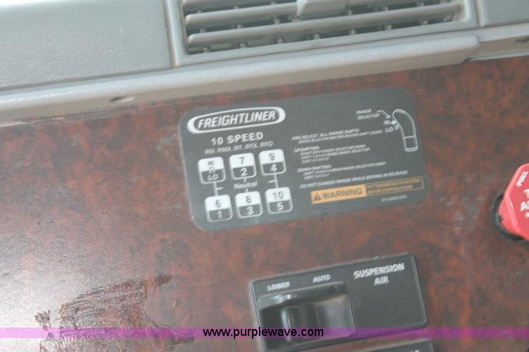 image for item C3899 2003 Freightliner Century Class ST120 semi truck