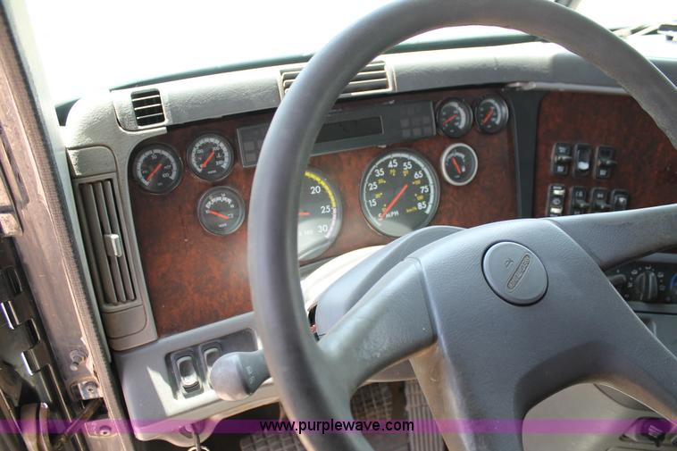 image for item C3899 2003 Freightliner Century Class ST120 semi truck